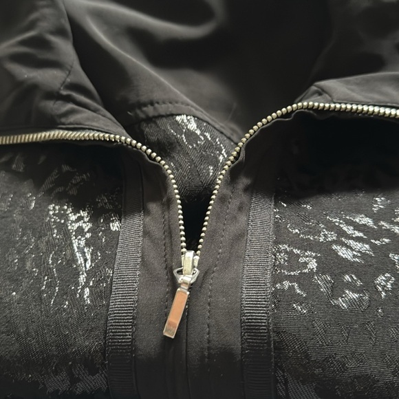 Chico’s Zenergy black full front zipper light jacket shimmer animal print Sz S - Picture 7 of 8